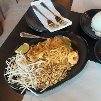 Pad Thai On Beverly - Pad Thai with shrimp - Thai Near Me - Los Angeles, California