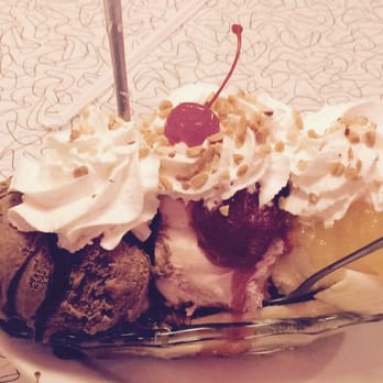 Mel's Diner - Yep Mel's idea of a banana split !! Yummy even has nuts on top! - Diners Near Me - Pigeon Forge, Tennessee