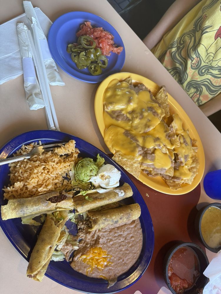 Los Lupes Taquería