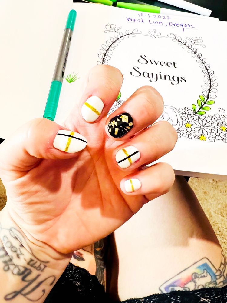 Twin Nails Logo