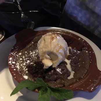 Yard House - Skillet brownie with caramel ice cream - New American Near Me - San Antonio, Texas Yard House - Skillet brownie with caramel ice cream - New American Near Me - San Antonio, Texas