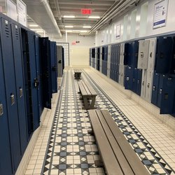 Complexe Aquatique du Parc Jean-Drapeau - Large change room with lockers