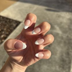 V Nail Bar - French tips