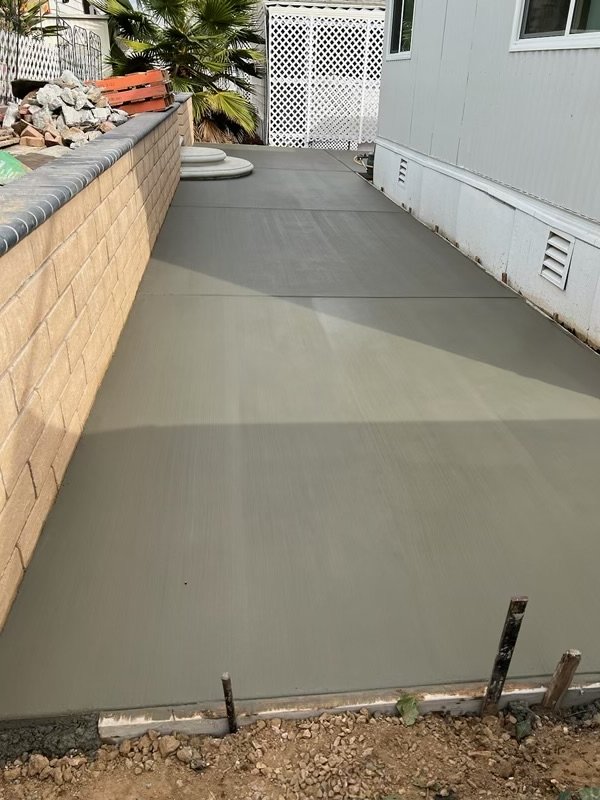 Artificial turf installation with clean edging