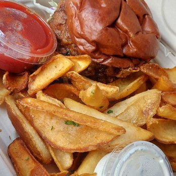 Humdinger Brewing - Hot chicken sandwich, sooo F...Kn good! - New American Near Me - Arroyo Grande, California