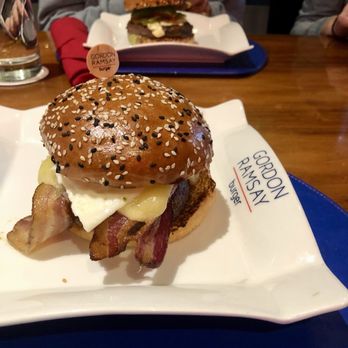 Gordon Ramsay Burger Las Vegas - Farmhouse burger- Dubliner cheese, bacon, egg - Burgers Near Me - Las Vegas, Nevada