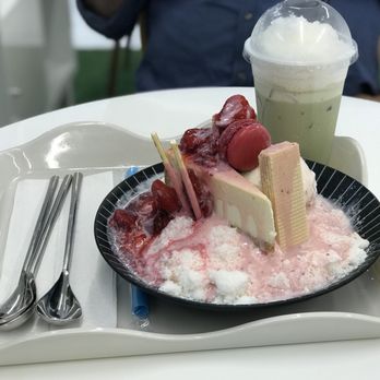 Cafe Moment - Strawberry snowflake & green tea bubble tea - Desserts Near Me - Chantilly, Virginia