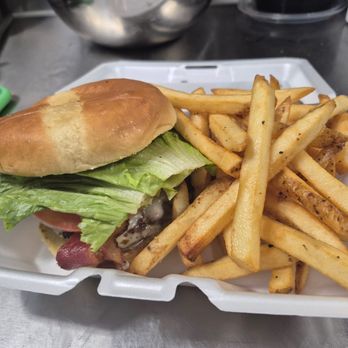 Hamburguesas El Papi - Food Trucks Near Me - Belgrade, Montana