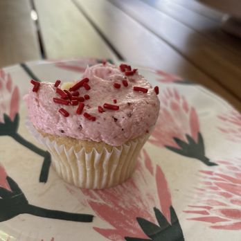 SusieCakes - Laguna Niguel - Strawberry cupcake solid 7/10 - Bakeries Near Me - Laguna Niguel, California SusieCakes - Laguna Niguel - Strawberry cupcake solid 7/10 - Bakeries Near Me - Laguna Niguel, California