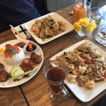 Sup Thai Kitchen  - Drunken Noodles w/shrimp, Thai BBQ roasted pOrkney with Thai seasoned gravy sauce lunch. - Thai Near Me - Fresh Meadows, New York
