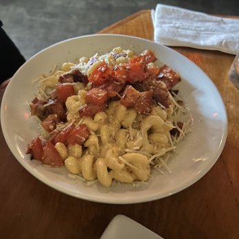 Gold Dust Meridian - Regular Mac add tomatoes and bacon - Lounges Near Me - Portland, Oregon