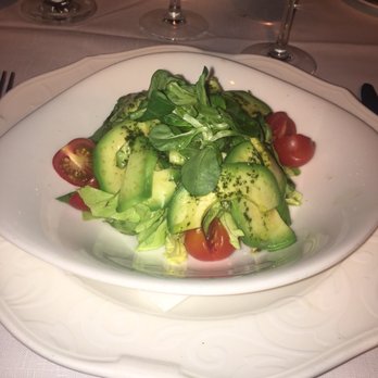 El Paraguas - green salad with avocado pear - Spanish Near Me - Madrid, M