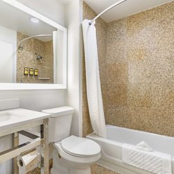 Best Western Plus Sugar Land/Stafford - Bathroom