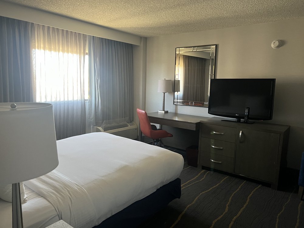 Lounge 201 & Patio - DoubleTree by Hilton Hotel Albuquerque