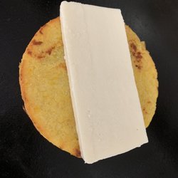 La Tri Color - Arepas de chocolo con tajada de queso