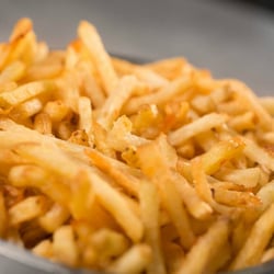 Bistro Régent - Les frites fraîches accompagnées de cœur de laitue pour l'accompagnement