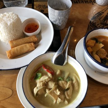 Si Lom Thai Bistro - Green Chicken Curry and Vegetable & Tofu Soup - Thai Near Me - Toronto, Ontario Si Lom Thai Bistro - Green Chicken Curry and Vegetable & Tofu Soup - Thai Near Me - Toronto, Ontario