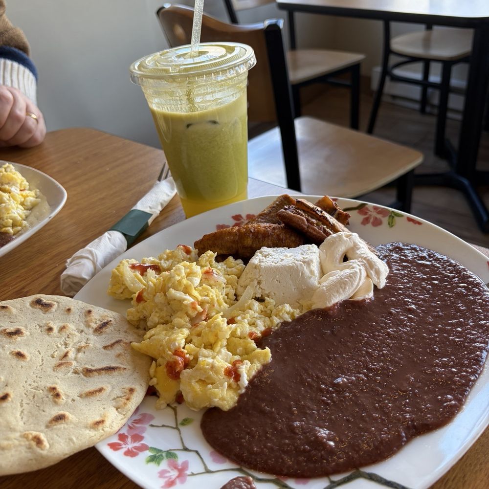 El Nuevo Amanecer - Fresh Pineapple Juice with ginger, lemon & El Salvadorian Breakfast with eggs, fresh cheese, beans, plantain and corn tortillas! Yum! - Salvadoran Near Me - Worcester, Massachusetts