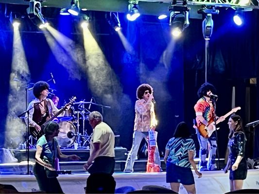 Rhythm & Riffs Lounge by null