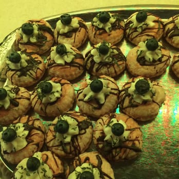 On the Beach Bed & Breakfast - Very cute little cream puffs for dessert - Bed & Breakfast Near Me - Cayucos, California