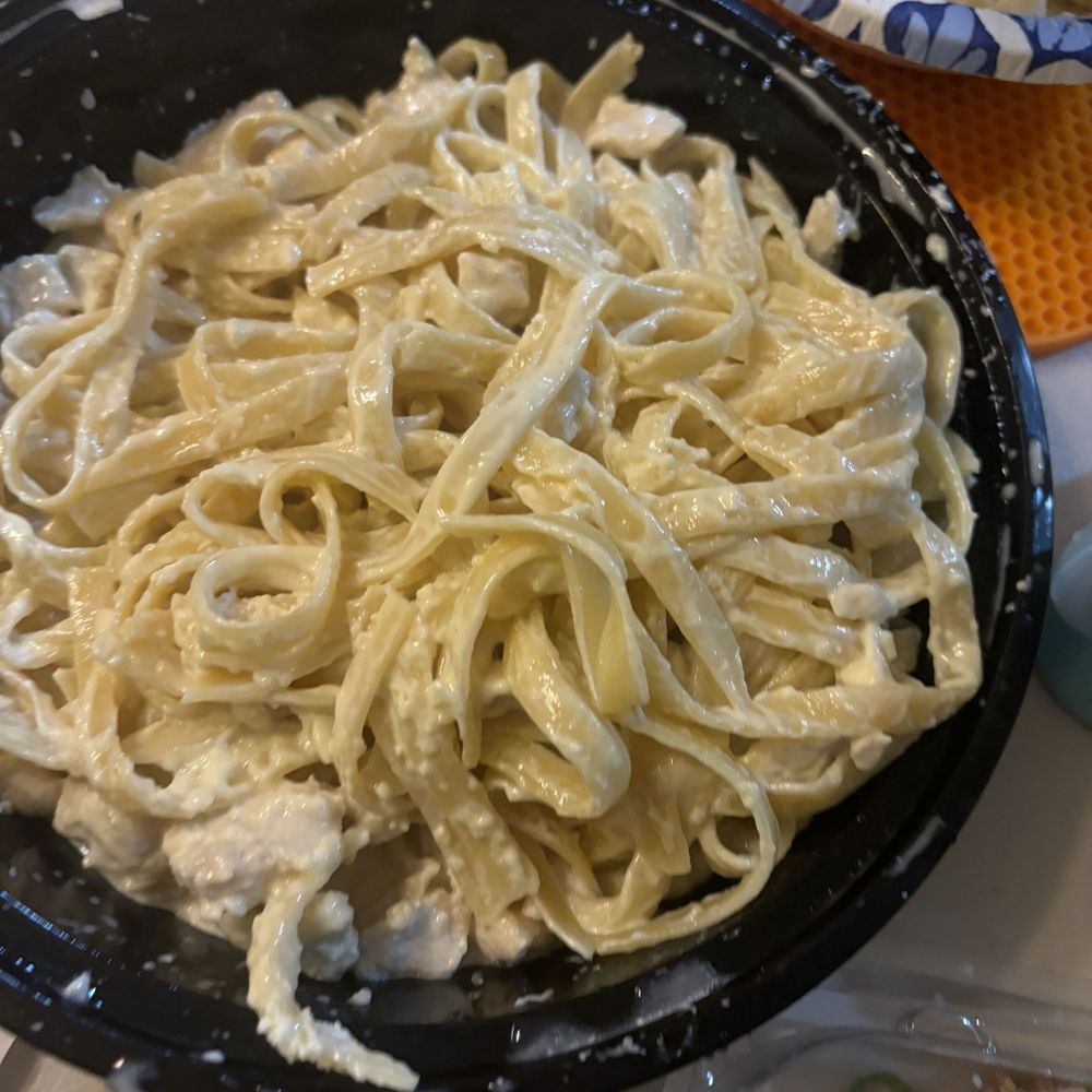 Gondola Pizza - Fettuccine Alfredo with chicken - Pizza Near Me - La Mirada, California Gondola Pizza - Fettuccine Alfredo with chicken - Pizza Near Me - La Mirada, California