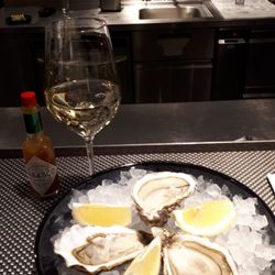 Delicatessa Bar Globus - Loch Fyne Oysters and a glass of White for only 16.-