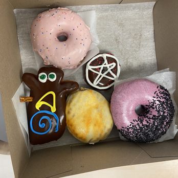 Voodoo Doughnut - Mango, hibiscus, Homer, chocolate - Donuts Near Me - Portland, Oregon Voodoo Doughnut - Mango, hibiscus, Homer, chocolate - Donuts Near Me - Portland, Oregon