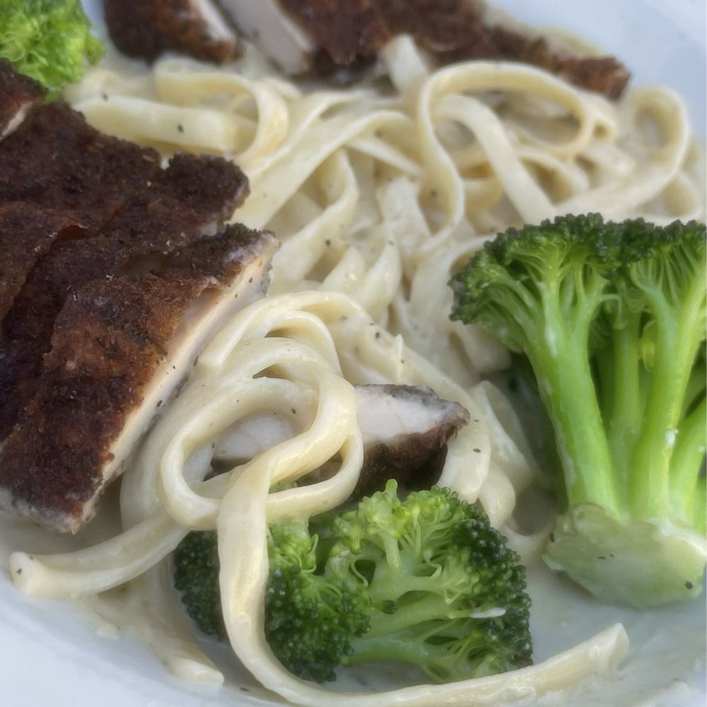 Fettuccine Alfredo with broccoli and chickens Fettuccine Alfredo with broccoli and chickens