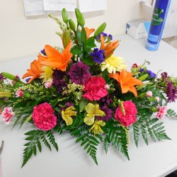 Deo Gloria Flowers & Gifts - Table arrangements