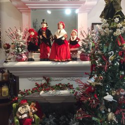 Mountain Rose Gifts - Carolers and Mistletoe