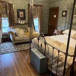 Iron Amethyst Inn - Cooper Suite