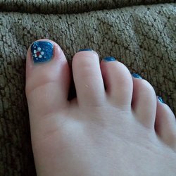Tender Nails - Here is a pic of the cute flower Mai did on my nail!