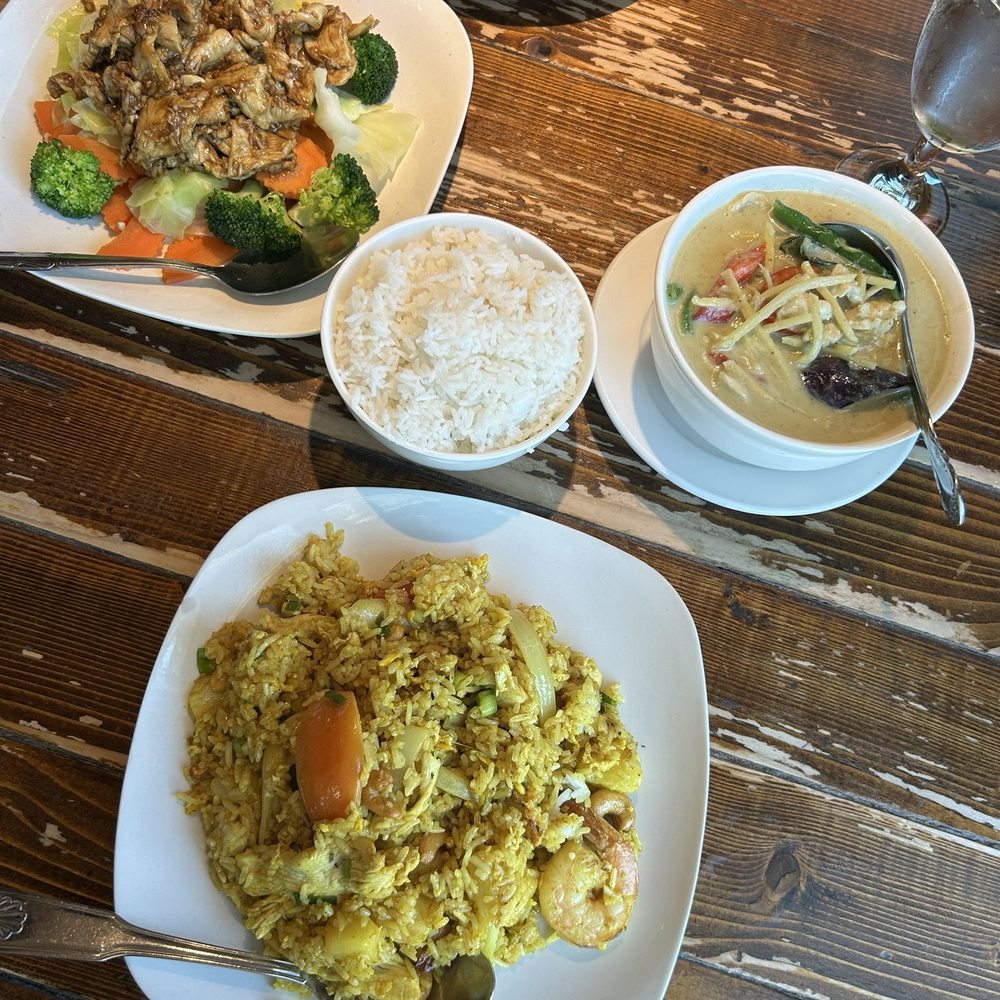 Pineapple Fried Rice, Garlic Lover w/ chicken, Green Curry w/ chicken, rice Pineapple Fried Rice, Garlic Lover w/ chicken, Green Curry w/ chicken, rice