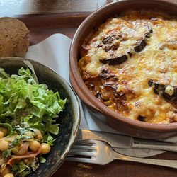 Lukemieke - Moussaka and salad - so yummy