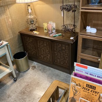 Twin Deer Antique Mall & Design - Antiques Near Me - High Point, North Carolina