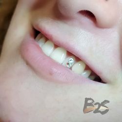 Brows 2 Slay - Tooth gems. Add sparkle to your smile ! No drill & no damage to the enamel. Reversible !