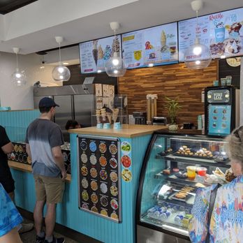 La Diperie - Waiting in line, looking at the vegan options - Ice Cream & Frozen Yogurt Near Me - Etobicoke, Ontario