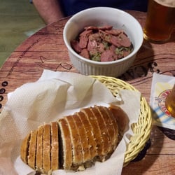 Biergarten Tijuca - Salsicha com pão de malte.