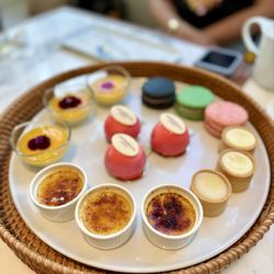 Dean & Deluca Hawaii - Ritz-Carlton Waikiki Store - Dessert tray, super cute