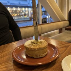 Kisa - Pumpkin ice cream sandwich