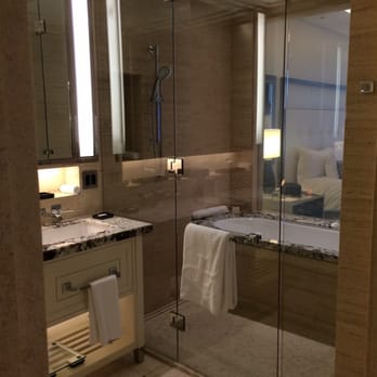 The Langham, Chicago - Classic room bathroom - Hotels Near Me - Chicago, Illinois