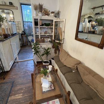 Enso Cafe - Interior, soothing space with jazz music - Coffee & Tea Near Me - Brooklyn, New York
