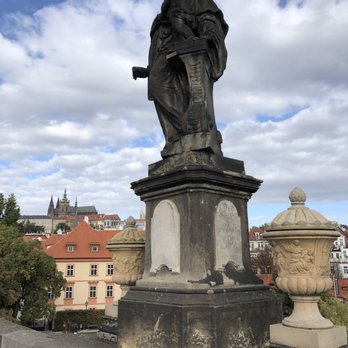 Prague - ... eine der vielen Statuen auf der Karlsbrücke... - Local Flavor Near Me