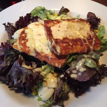Trinity Pub - Salade et halloumi grillé - British Near Me - London, XGL