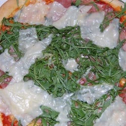 Pizza Damiano - Pizza Crudo mit rohem Schinken, Rucola und Parmesan
