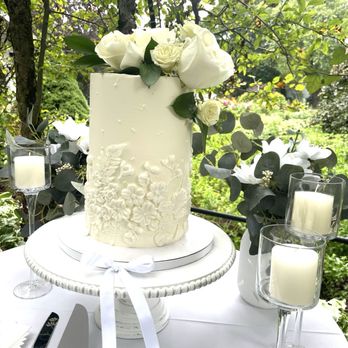 Wandering Tree Estate - Wedding cake under the pleached allez - Venues & Event Spaces Near Me - Lake Zurich, Illinois Wandering Tree Estate - Wedding cake under the pleached allez - Venues & Event Spaces Near Me - Lake Zurich, Illinois