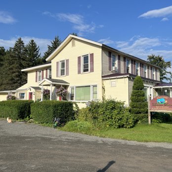 Mountain Treasure Bed and Breakfast - Beautifully maintained grounds - Bed & Breakfast Near Me - Maplecrest, New York Mountain Treasure Bed and Breakfast - Beautifully maintained grounds - Bed & Breakfast Near Me - Maplecrest, New York