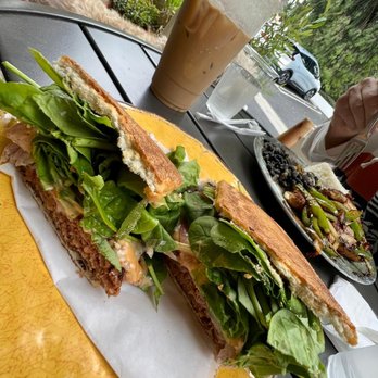 Cafecito - Beyond me eat dishes - Cuban Near Me - Calabasas, California