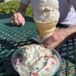 Muffins Ice Cream Shop - Kids' mini sundae and strawberry cone