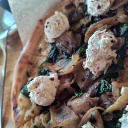 Spinach and mushrooms pizza